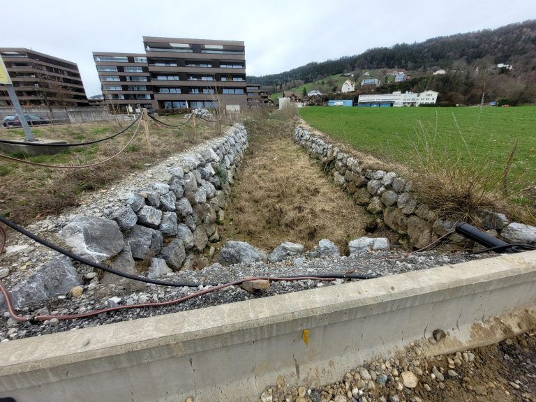 Nach Fertigstellung der Schachtdurchlässe kann der Kugelbeerbach in seinem neuen Bett vom Einlaufwerk unter der Straße, der Bahn und dem Radweg in den Bodensee geleitet werden. - Bilder rund um den Neubau Straßendurchlässe für den Hochwasserschutz auf der L190 in Lochau - Bilder rund um den Neubau Straßendurchlässe für den Hochwasserschutz auf der L190 in Lochau