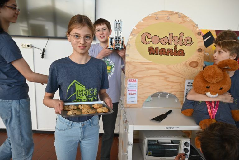 In wenigen Minuten sind die Kekse fertig gebacken. Ein QR-Code am Backofen leitet die Schüler direkt zum Rezept. Nora Waibel präsentiert stolz ihre Kekse. - Eintauchen in Welt des Forschens und Programmierens - Eintauchen in Welt des Forschens und Programmierens