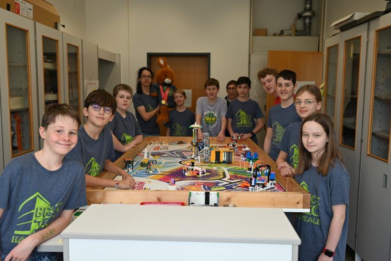 Das "BrickTec" Team interessiert sich fürs Forschen und Programmieren verschiedenster Roboter. - Eintauchen in Welt des Forschens und Programmierens - Eintauchen in Welt des Forschens und Programmierens