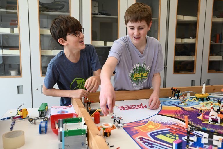Eintauchen in Welt des Forschens und Programmierens - Eintauchen in Welt des Forschens und Programmierens