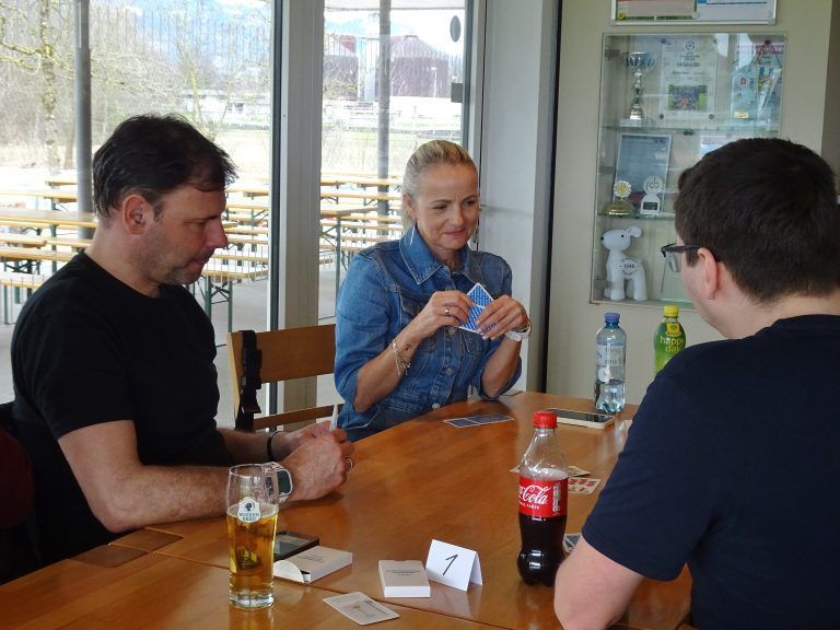 Auch viele Damen mischten beim Preisjassen mit. - Kartenspaß statt Fußballrasen - Der SC Admira feierte großes Revival des Preisjassens.