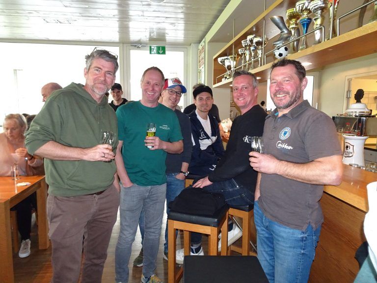 Zwischendurch gönnten sich die Spieler eine kurze "Bierpause" an der Bar. - Kartenspaß statt Fußballrasen - Der SC Admira feierte großes Revival des Preisjassens.