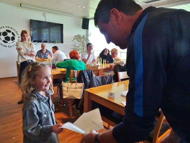 Mavie fungierte als Glücksfee beim Ziehen der Stichzahl. - Kartenspaß statt Fußballrasen - Der SC Admira feierte großes Revival des Preisjassens.