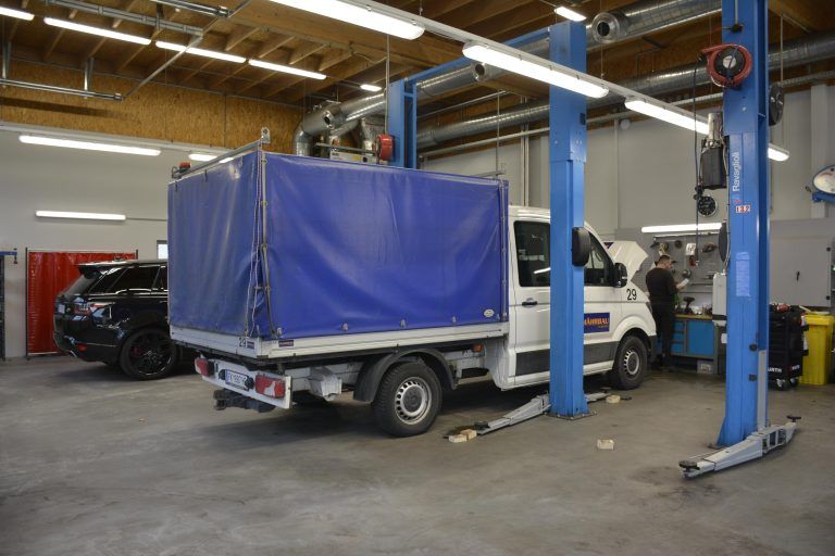 zwei Hebebühnen - Neue Autowerkstatt in Altenstadt