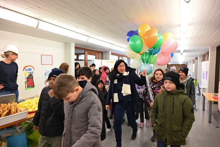 Die Lehrer verteilten die bunten Luftballons an ihre Schüler. - Abschied von der alten Schule - Abschied von der alten Schule