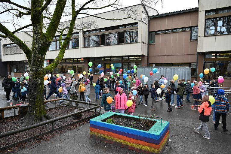 Die Schüler trotzten mit ihren bunten Luftballons dem regnerischen und trüben Wetter. - Abschied von der alten Schule - Abschied von der alten Schule