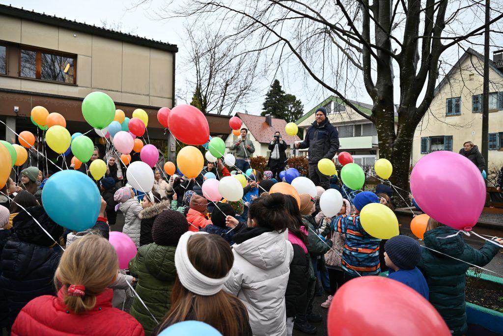 Bunter Abschied von der alten Schule Rotkreuz