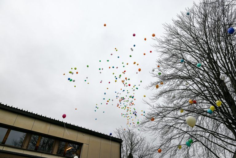 Der Wind führte die Ballons in Richtung der neuen Schule am Schlatt. - Abschied von der alten Schule - Abschied von der alten Schule