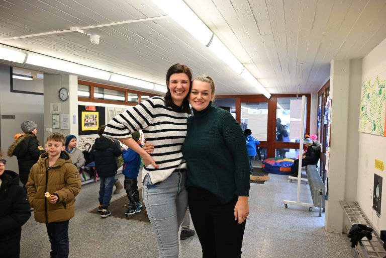 Obfrau Ervana mit Magdalena. - Abschied von der alten Schule - Abschied von der alten Schule