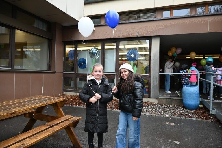 Meryem und Esila waren bereit, ihre Luftballone steigen zu lassen. - Abschied von der alten Schule - Abschied von der alten Schule