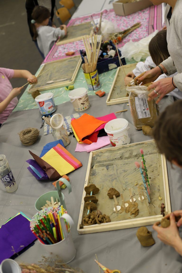 Am zweiten Nachmittag experimentierten die Kinder mit Lehm, Stoff und Holz. - Kids Design Club