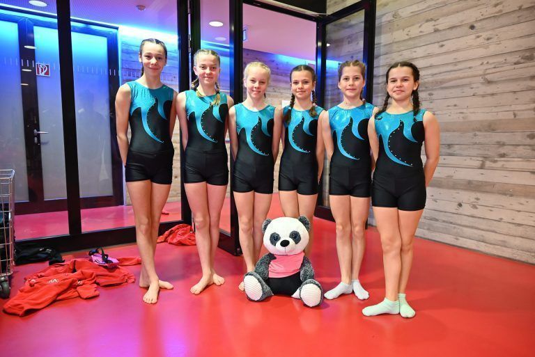 Raphaela (12), Maximilia (11), Maria (12), Laura (12), Johanna (12) und Emily (12) von der SMS Wolfurt waren bereit für das Landesfinale im Turn10. Immer mit dabei: Ihr Maskottchen Beate. - Körperdisziplin auf höchstem Niveau - Körperdisziplin auf höchstem Niveau