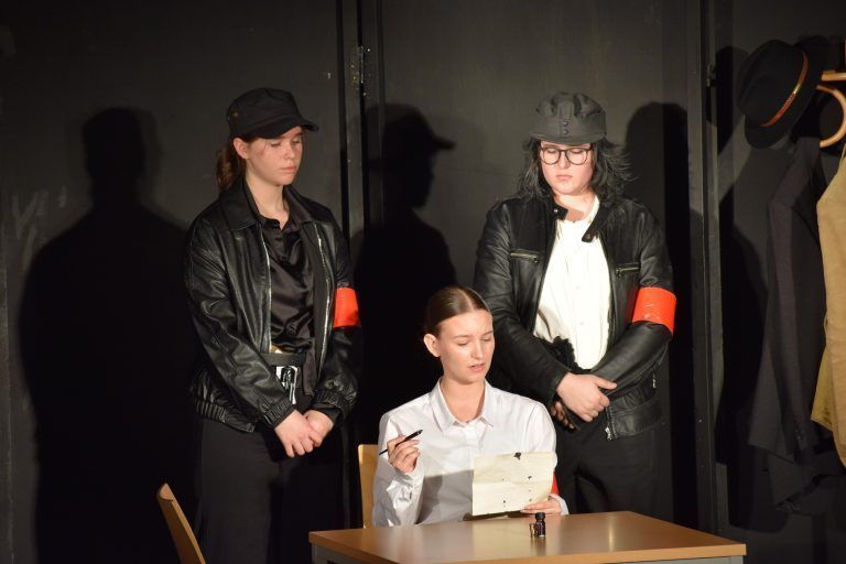 Klug inszenierte Polit-Parabel über Hitlers Aufstieg zur Macht. - Schulspielgruppe BORG Egg