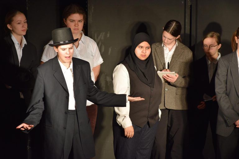 Die intensive Probenarbeit findet mit einer Theatertournee ihren Abschluss. - Schulspielgruppe BORG Egg
