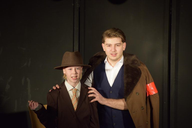 Niko Humpeler (r.) glänzte als Emanuele Giri. - Schulspielgruppe BORG Egg