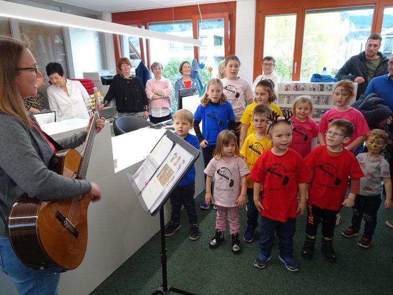 Der Haselmüsle-Chor begeisterte die Gäste mit musikalischen Glückwünschen. - Bücherei Hatlerdorf erstrahlt in neuem Glanz - Wiedereröffnung Hatler Bücherei
