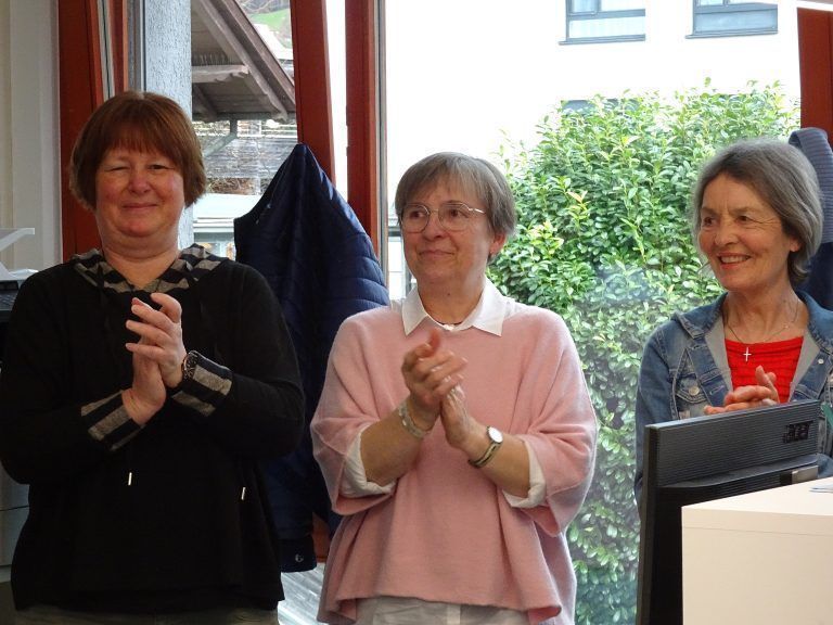 Ein Applaus auf Dornbirns engagierte "Bücher-Crew". - Bücherei Hatlerdorf erstrahlt in neuem Glanz - Wiedereröffnung Hatler Bücherei