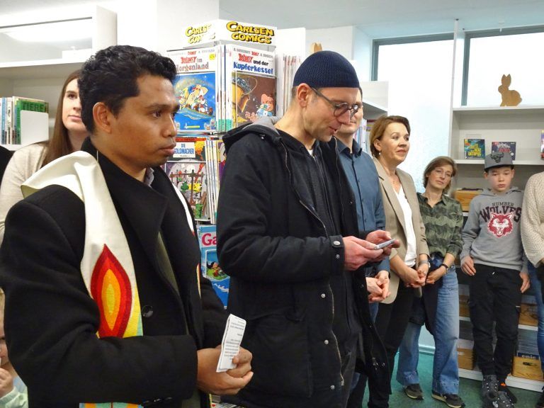 Inosens Reldi und Dominik Toplek erteilten der neuen Bibliothek ihren Segen. - Bücherei Hatlerdorf erstrahlt in neuem Glanz - Wiedereröffnung Hatler Bücherei