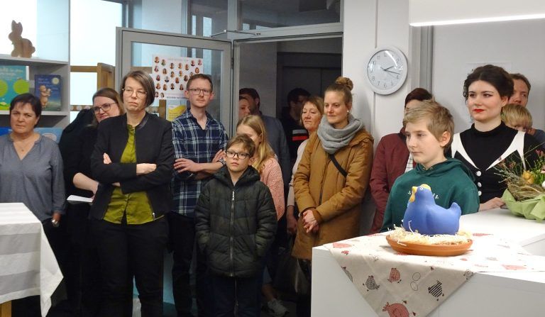 Viele interessierte Besucher wollten einen Blick auf die neuen Räumlichkeiten werfen. - Bücherei Hatlerdorf erstrahlt in neuem Glanz - Wiedereröffnung Hatler Bücherei