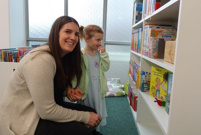 Die kleine Paulina und Mama Selina schauten sich die neue Kinderbücher-Ecke genau an. - Bücherei Hatlerdorf erstrahlt in neuem Glanz - Wiedereröffnung Hatler Bücherei