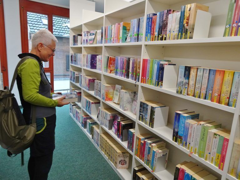 Die Gäste stöberten sich gleich einmal durch die neuen Bücherregale. - Bücherei Hatlerdorf erstrahlt in neuem Glanz - Wiedereröffnung Hatler Bücherei