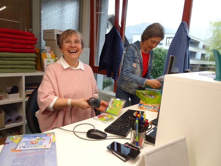 Ursula Feuertsein hatte alle Hände voll zu tun beim Registrieren der ausgeliehenen Bücher und Medien. - Bücherei Hatlerdorf erstrahlt in neuem Glanz - Wiedereröffnung Hatler Bücherei