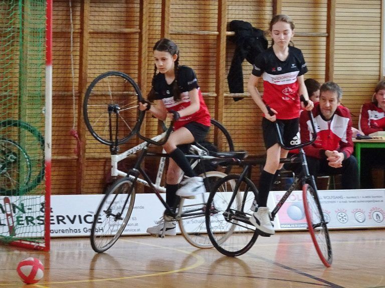 Amelie Rusch und Frieda Rümmele sind mit Begeisterung seit einem Jahr Radballerinnen. - Bühne frei für zwei Akrobatinnen auf Rädern - Amelie Rusch und Frieda Rümmele spielen mit Begeisterung seit über einem Jahr Radball.