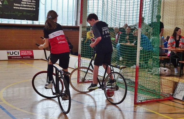 Mit ihren speziellen Fahrrädern wirken die Sportlerinnen und Sportler wie Akrobaten auf Rädern. - Bühne frei für zwei Akrobatinnen auf Rädern - Amelie Rusch und Frieda Rümmele spielen mit Begeisterung seit über einem Jahr Radball.