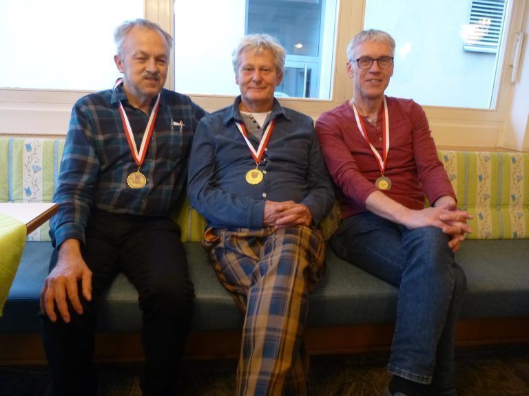 Die glücklichen Top drei der Einzelwertungen. - Senioren-Landesmeister im Schach gekürt - Senioren-Landesmeister im Schach gekürt