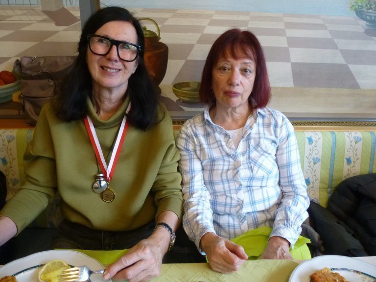 Zwei Frauen nahmen an der Senioren-Landesmeisterschaft im Schach teil. - Senioren-Landesmeister im Schach gekürt - Senioren-Landesmeister im Schach gekürt