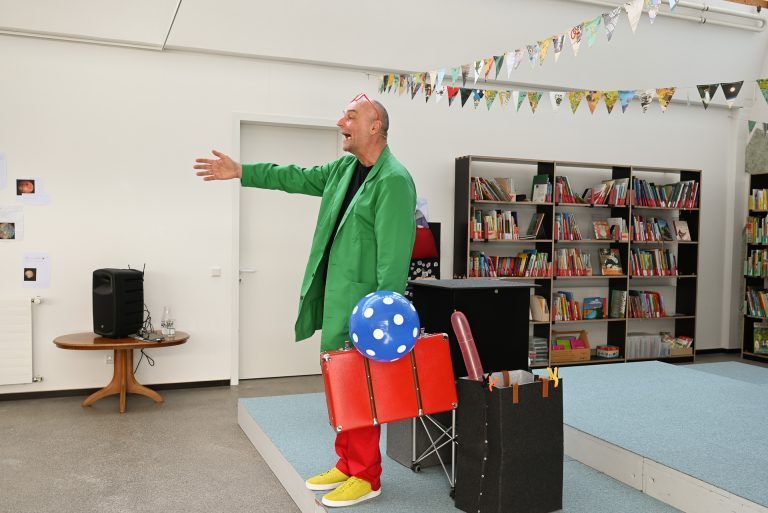 Spooky-Doo erklärte den Kindern, dass in jedem Luftballon mit weißen Punkten auch eine Überraschung versteckt ist. - Spooky-Doo faszinierte Kinder - Spooky-Doo faszinierte Kinder