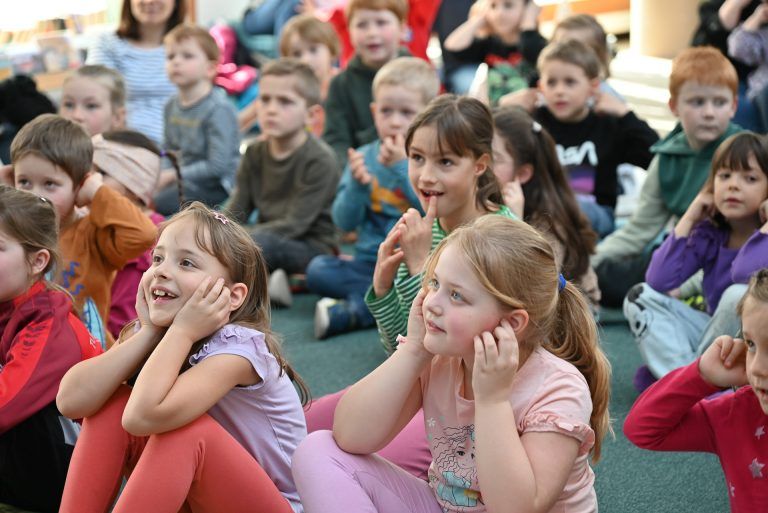 Spooky-Doo will den Ballon platzen lassen, um zu sehen, welche Überraschung sich im gepunkteten Luftballon befindet. - Spooky-Doo faszinierte Kinder - Spooky-Doo faszinierte Kinder