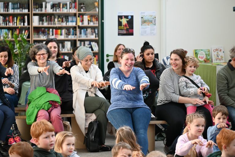 Nicht nur die Kindern lernten zu zaubern, auch die Erwachsenen durften sich im Zaubern üben. - Spooky-Doo faszinierte Kinder - Spooky-Doo faszinierte Kinder