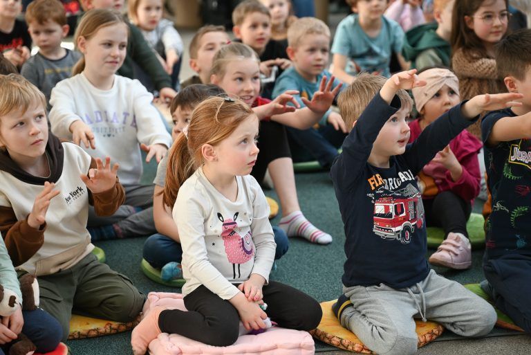 Gespannt wurde jeder Trick genau beobachtet. - Spooky-Doo faszinierte Kinder - Spooky-Doo faszinierte Kinder