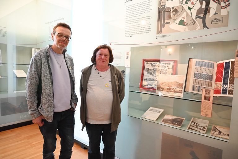 Joachim Kölsch und Gottfried Seidler sind registierte TiM-Guides und begleiten unbekannte Personen durchs Museum und tauschen sich dabei aus. - Zwei Menschen, ein Museum - Zwei Menschen, ein Museum