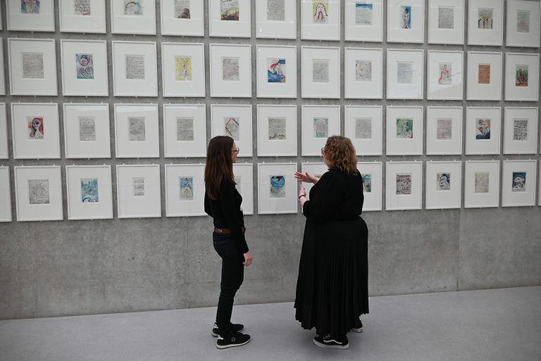 Im Kunsthaus führte Julia Krepl von der Kunstvermittlung Gabi Hampson durch die aktuelle Ausstellung von Günter Brus. - Zwei Menschen, ein Museum - Zwei Menschen, ein Museum