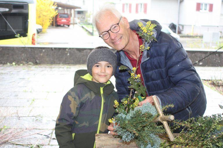 Helfer Kurt Dreier mit Michael - Palmbuschbinden Rankweil