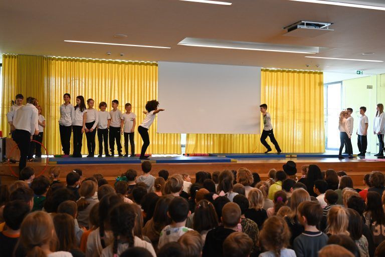 Die Schüler haben im Zuge der Spendenübergabe auch einen Akrobatik-Show vorbereitet. - Schulkinder bastelten für CliniClowns - Schulkinder bastelten für CliniClowns