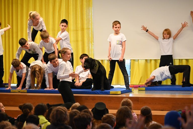 Auch Schulhund Lenny machte mit und zeigte,was er mit den Schülern einstudiert hat. - Schulkinder bastelten für CliniClowns - Schulkinder bastelten für CliniClowns