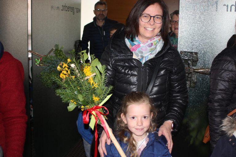 Bürgermeisterin Katharina Wöß Krall mit Tochter - Messfeier am Palmsonntag