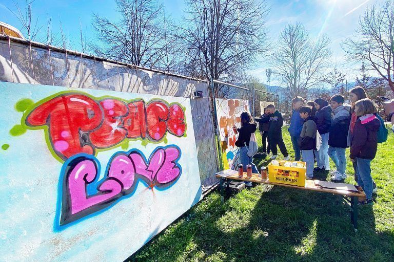 Zu den Highlights gehöre das gemeinsame Erstellen eines Graffiti-Gesamtkunstwerks. - MS Baumgarten zu Besuch bei der OJAD