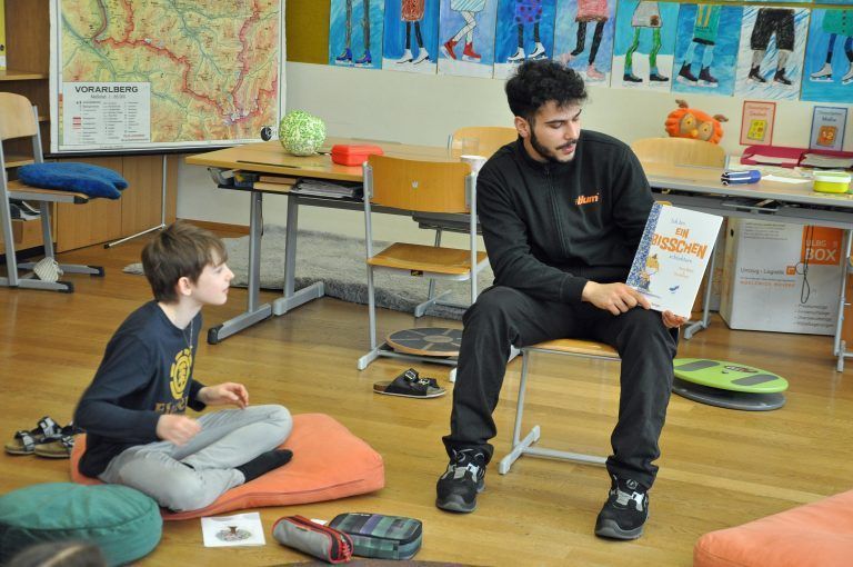 Am Lesetag las er den Kinder aus „Ich bin ein bisschen schüchtern“ vor. - Lesetag 2024 VS Wallenmahd