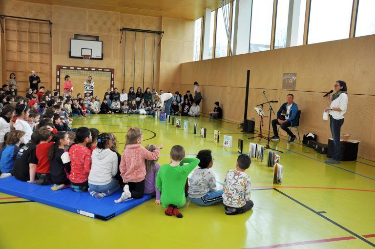 Nach den drei Vorlesedurchgängen trafen sich alle im Turnsaal, wo die Direktorin Theresa Zangerle die ehemaligen „Wallis“ hochleben ließ. - Lesetag 2024 VS Wallenmahd