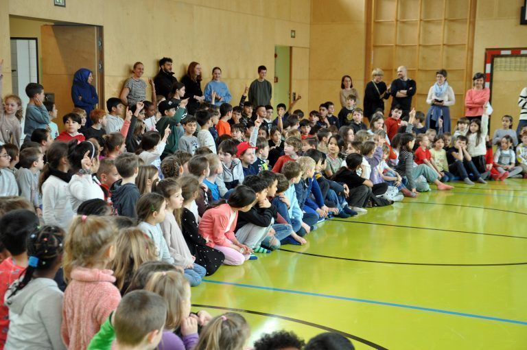 Bei einer kleinen Feier zum Abschluss des Lesetags wurden auch Lieder gesungen. - Lesetag 2024 VS Wallenmahd