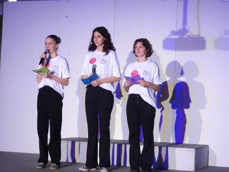 Emma Luna Peer, Zehra Duman und Emma Baur begrüßten die zahlreichen Gäste zur inklusiven Modenschau und präsentierten dabei gleichzeitig ihre Diplomarbeit. - Ein Laufsteg der Vielfalt - Die HTL Dornbirn lud am Welt-Down-Syndrom-Tag zu einer ganz besonderen Modenschau.