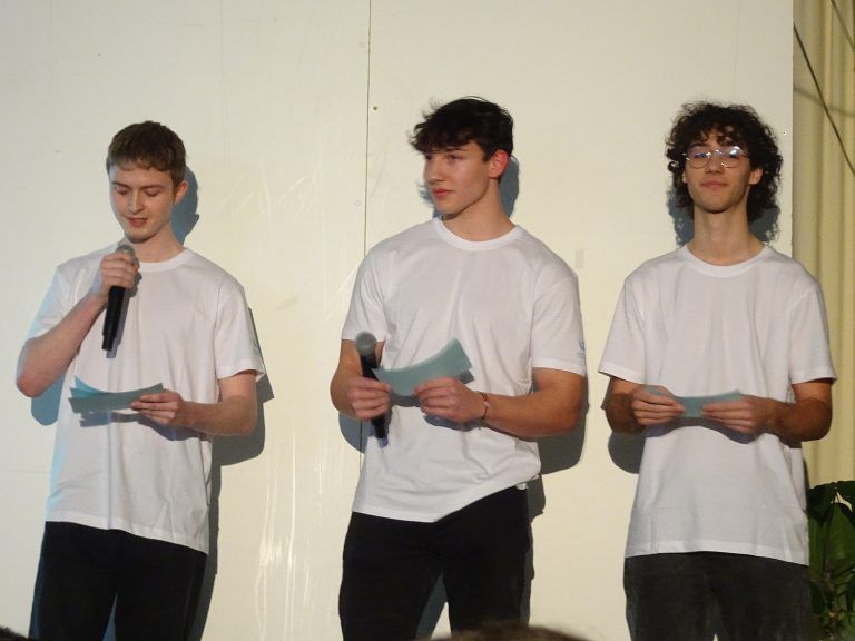Auch Jonas Fussenegger, Lukas Hornich und Raphael Anderle stellten ihre inklusive Diplomarbeit vor. - Ein Laufsteg der Vielfalt - Die HTL Dornbirn lud am Welt-Down-Syndrom-Tag zu einer ganz besonderen Modenschau.