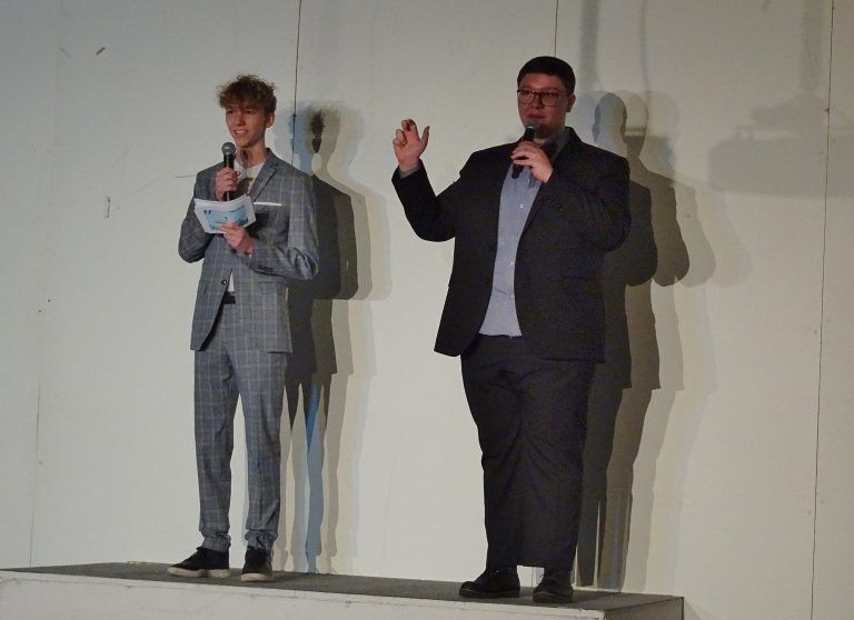 Jan Tschabrun und Serkan Satir präsentierten ihr Maturaprojekt in Kooperation mit dem LZH. - Ein Laufsteg der Vielfalt - Die HTL Dornbirn lud am Welt-Down-Syndrom-Tag zu einer ganz besonderen Modenschau.