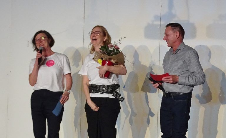 Ein großes Lob gab es auch für Annemarie Prirsch, Modeabteilungsleiterin. - Ein Laufsteg der Vielfalt - Die HTL Dornbirn lud am Welt-Down-Syndrom-Tag zu einer ganz besonderen Modenschau.