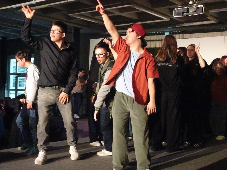 Coole Outfits, coole Show - Valentin & Co. rockten die Bühne. - Ein Laufsteg der Vielfalt - Die HTL Dornbirn lud am Welt-Down-Syndrom-Tag zu einer ganz besonderen Modenschau.