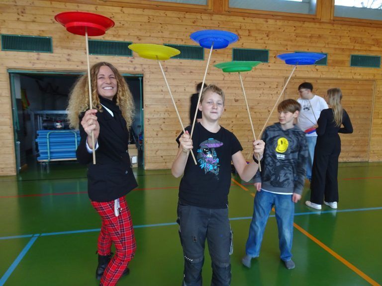 Auch Direktorin Ulrike Mersnik probierte sich im Jonglieren. - Zusammen in die Welt des Jonglierens eintauchen - Jonglierworkshop MS Baumgarten